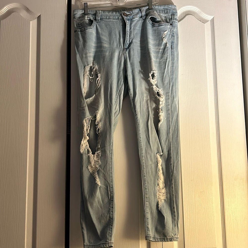 Women’s light denim ripped Forever 21 (plus size) skinny jeans